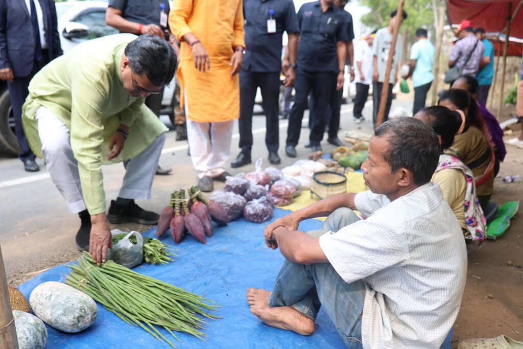 CM Dr. Saha backs local vendors during Jeolcherra roadside visit