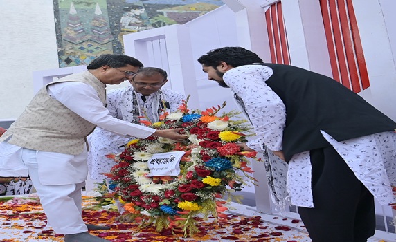 CM Dr. Manik Saha gave a floral tribute along with the officials of the Bangladesh High Commission on the occasion of International Mother Language Day at Agartala. PIC-ABHISEK 