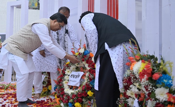 CM Dr. Manik Saha gave a floral tribute along with the officials of the Bangladesh High Commission on the occasion of International Mother Language Day at Agartala. PIC-ABHISEK 