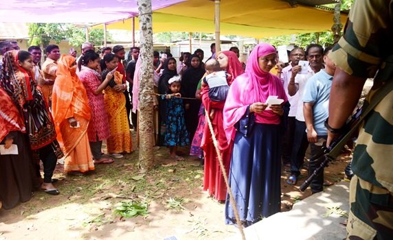 Large number of voters turn up to cast votes on April 19 