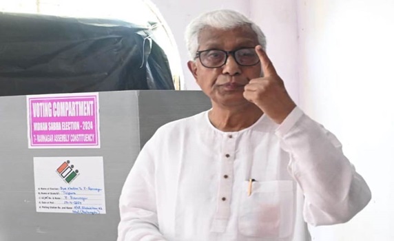Former CM Manik Sarkar cast his vote at Shishu Bihas School on April 19