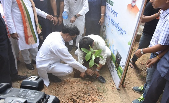 Chief Minister along with others celebrates World Environment Day with special cleanliness campaign and tree planting program