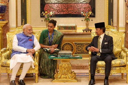 pm modi holds talk with brunei’s sultan haji hassanal bolkiah at bandar seri begawa