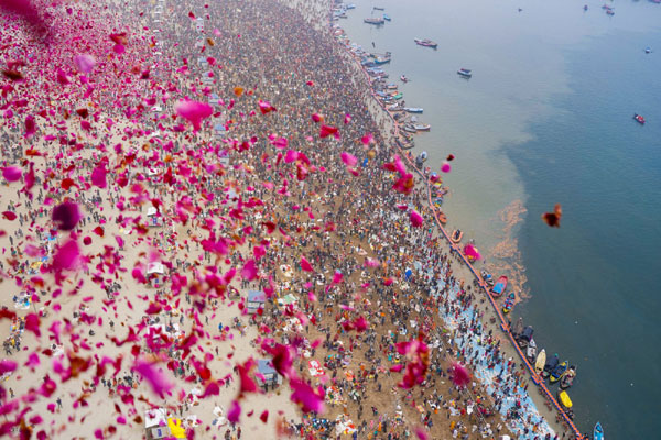 maha kumbh begins with grand amrit snan on makar sankranti choppers shower flower petals