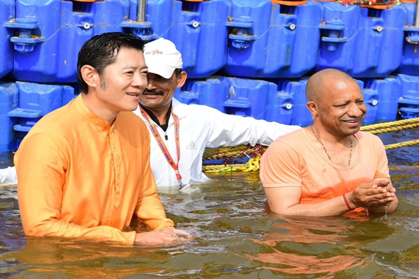 king of bhutan takes holy dip at triveni sangam in prayagraj