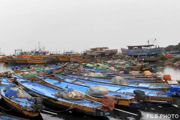 sri lankan navy arrests 14 fishermen from tamil nadu