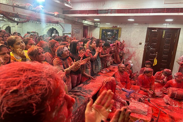 shrinathji temple hosts vibrant holi celebration in bur dubai