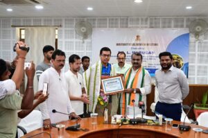 Dr.-Murugan-Felicitates-Suraj-Basu