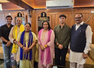 Rekha, Pathak Offers Powerful Prayers at Historic Matabari Temple Rekha, Pathak Offers Powerful Prayers at Historic Matabari Temple