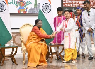 Four Tripura students celebrate Raksha Bandhan with Prez Droupadi Murmu Four Tripura students celebrate Raksha Bandhan with Prez Droupadi Murmu