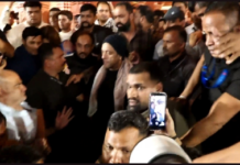 Salman Khan stops to meet children amid Mumbai fan frenzy Salman Khan stops to meet children amid Mumbai fan frenzy
