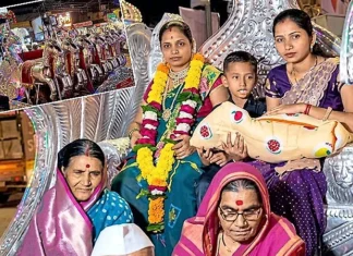 Maharashtra family welcomes first baby girl in 200 years with chariot Maharashtra family welcomes first baby girl in 200 years with chariot